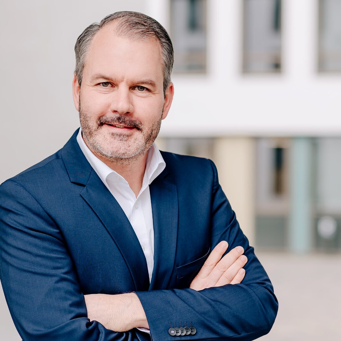 Der Interim Manager des Jahres 2025 stärkt sein Profil mit einer Zertifizierung für Unternehmenssanierung, Restrukturierung und Transformation. Freilassing, 13. Mai 2025 – Christian Florschütz, Interim Manager mit Spezialisierung auf Customer Service, ESG und operative Transformation, hat den Zertifikatslehrgang „Transformations- & Turnaround-Manager“ am IfUS-Institut für Unternehmenssanierung an der SRH Hochschule Heidelberg erfolgreich abgeschlossen. Mit dieser Weiterbildung stärkt er seine methodische, rechtliche und operative Kompetenz zur professionellen Steuerung von Veränderungsprozessen in Unternehmen. Die praxisorientierte Weiterbildung gehört zu den wenigen Programmen im deutschsprachigen Raum, die strategische, rechtliche und operative Aspekte des Turnaround-Managements systematisch vereinen. Sie richtet sich gezielt an Geschäftsführer, Führungskräfte, Interim Manager, …