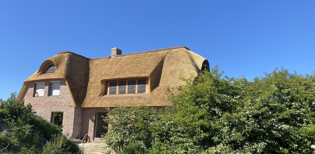 Ruhige und begehrte Lage in Dunsum auf der Insel Föhr! INSEL FÖHR – NEUE EXKLUSIVE REETDACHHÄUSER (DHH) Willkommen im nordwestlichsten Winkel der Insel Föhr – in Dunsum, dem kleinsten und vielleicht charmantesten Ort der Insel. Hier, wo sich Groß- und Klein-Dunsum malerisch zwischen Deich und Marschlandschaft erstrecken, entstehen zwei neue Reetdachhäuser (DHH), eingebettet inmitten einer ruhigen, weitläufigen Naturlandschaft und umgeben von gepflegten Reetdachhäusern, kleinen Höfen und saftigem Grün. Genießen Sie hier wohltuende Stille, reine Luft und einen freien Blick über Pferdekoppeln und die Marschlandschaft. Wenige Minuten entfernt, beginnen die geführten Wattwanderungen bis nach Amrum oder zu den Seehundsbänken – ein …
