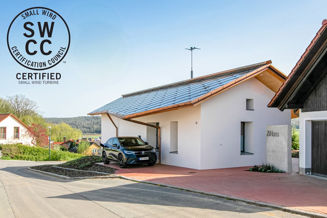 Deutsches Start-Up bringt Windkraft erfolgreich auf Dächer und Funkmasten Dem deutschen Start-Up „SkyWind Energy“ aus Langenhagen bei Hannover ist als erstem Hersteller weltweit die Vollzertifizierung -also Leistung, Ertrag, Sicherheit und Langzeithaltbarkeit- einer Mikrowindkraftanlage gelungen. Dabei handelt es sich um Windkraftanlagen die so klein sind, dass sie umweltfreundlichen Windstrom einfach vom Hausdach oder dem Mobilfunkturm liefern können. Möglich wurde dieser Erfolg dank einer patentierten Rotortechnologie, die Unternehmensgründer Fritz Unger bereits 2009 beim Wettbewerb „Jugend-forscht“ vorgestellt und seit dem kontinuierlich weiterentwickelt hatte. Die heute zertifizierte Windkraftanlage „SkyWind NG“ ( UVP: 2949,00 EUR ) besitzt etwa die Größe einer Satellitenschüssel und liefert einen …