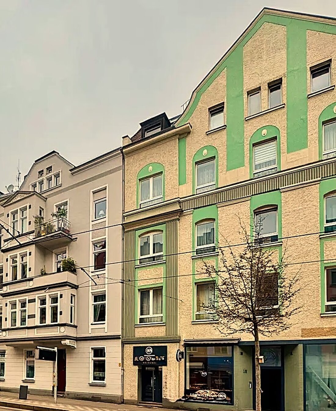 Attraktive Investments | Immobilien in begehrter Lage von Düsseldorf! Attraktives Anlageobjekt in Düsseldorf-Flingern Wohn- und Geschäftshaus mit Charme &#038; Potenzial. Im Herzen des trendigen Düsseldorfer Stadtteils Flingern präsentiert sich dieses repräsentative Mehrfamilienhaus aus dem Jahr 1903 als seltene Gelegenheit für Kapitalanleger. Das vollständig vermietete Objekt kombiniert historische Architektur mit stabilen Mieteinnahmen und attraktivem Entwicklungspotenzial. Einige &hellip;