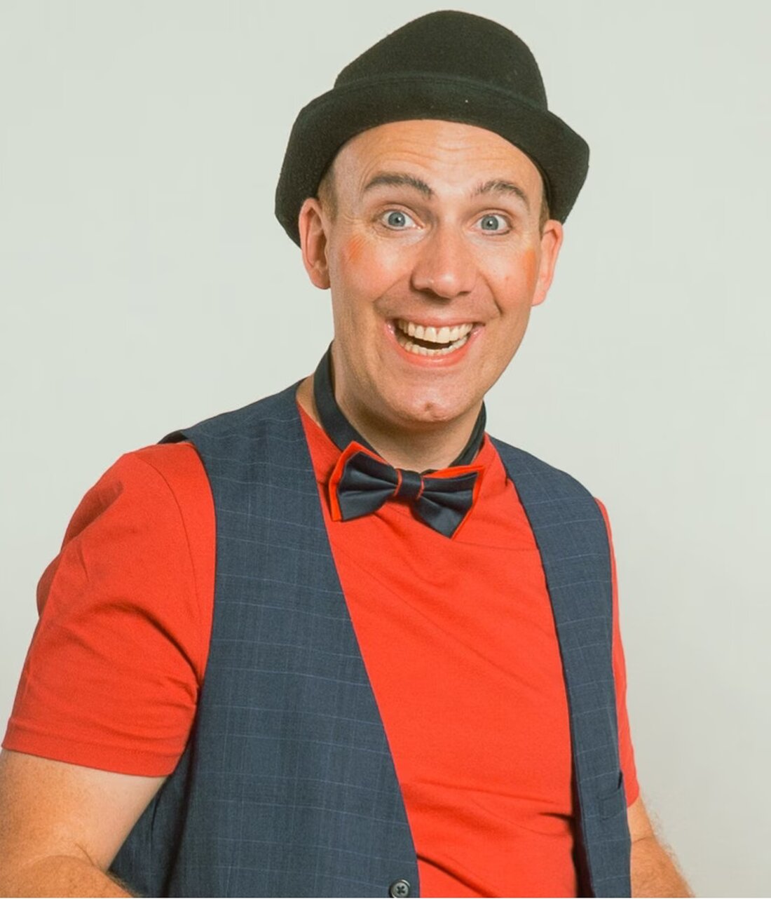 Der Gesundheit!Clown® – Freude als soziale Kompetenz In einer Welt, in der Krankheit, Alter und Isolation oft das Bild bestimmen, setzt die Tamala Clown Akademie mit dem Gesundheit!Clown® ein starkes Zeichen für Menschlichkeit, Humor und Heilung. Seit über 40 Jahren entwickelt die Akademie eine einzigartige Clown-Ausbildung, die künstlerische Ausdruckskraft mit tiefgehender Persönlichkeitsentwicklung verbindet. Der Gesundheit!Clown® …