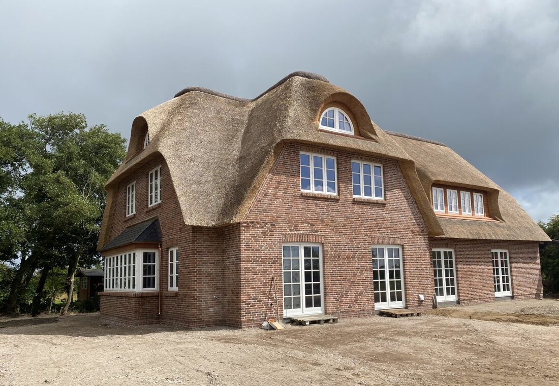 Exklusives Wohnen im idyllischen Dunsum Im nordwestlichsten Winkel der Insel Föhr entsteht derzeit ein außergewöhnliches Neubauprojekt: In Dunsum, dem kleinsten Ort der Insel, werden zwei exklusive Reetdach-Doppelhaushälften errichtet. Eingebettet zwischen Deich und Marschlandschaft verbinden die Häuser traditionelle friesische Bauweise mit modernem Wohnkomfort – eine seltene Kombination auf dem stark nachgefragten Föhrer Immobilienmarkt. Die Lage überzeugt …