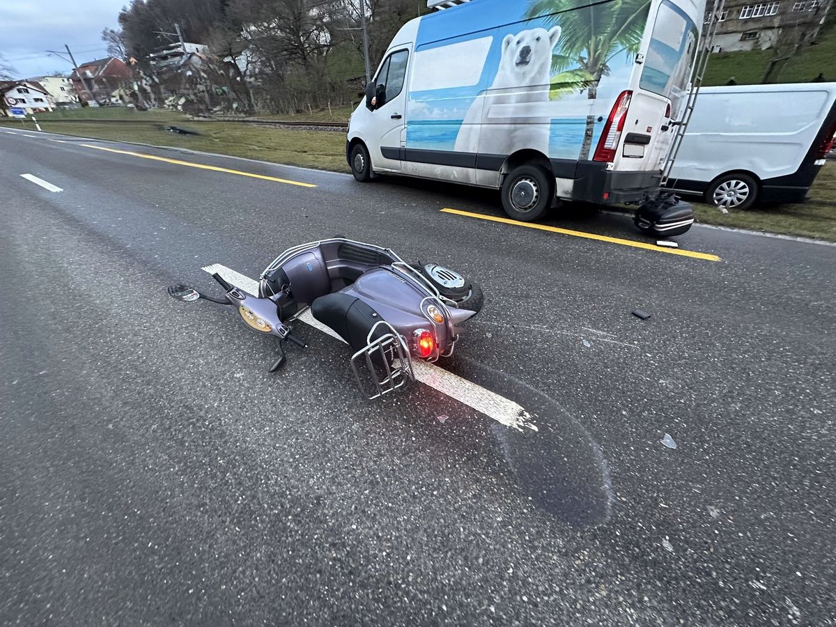 Auffahrunfall in Herisau: Rollerfahrerin verletzt, Lieferwagen rammt!