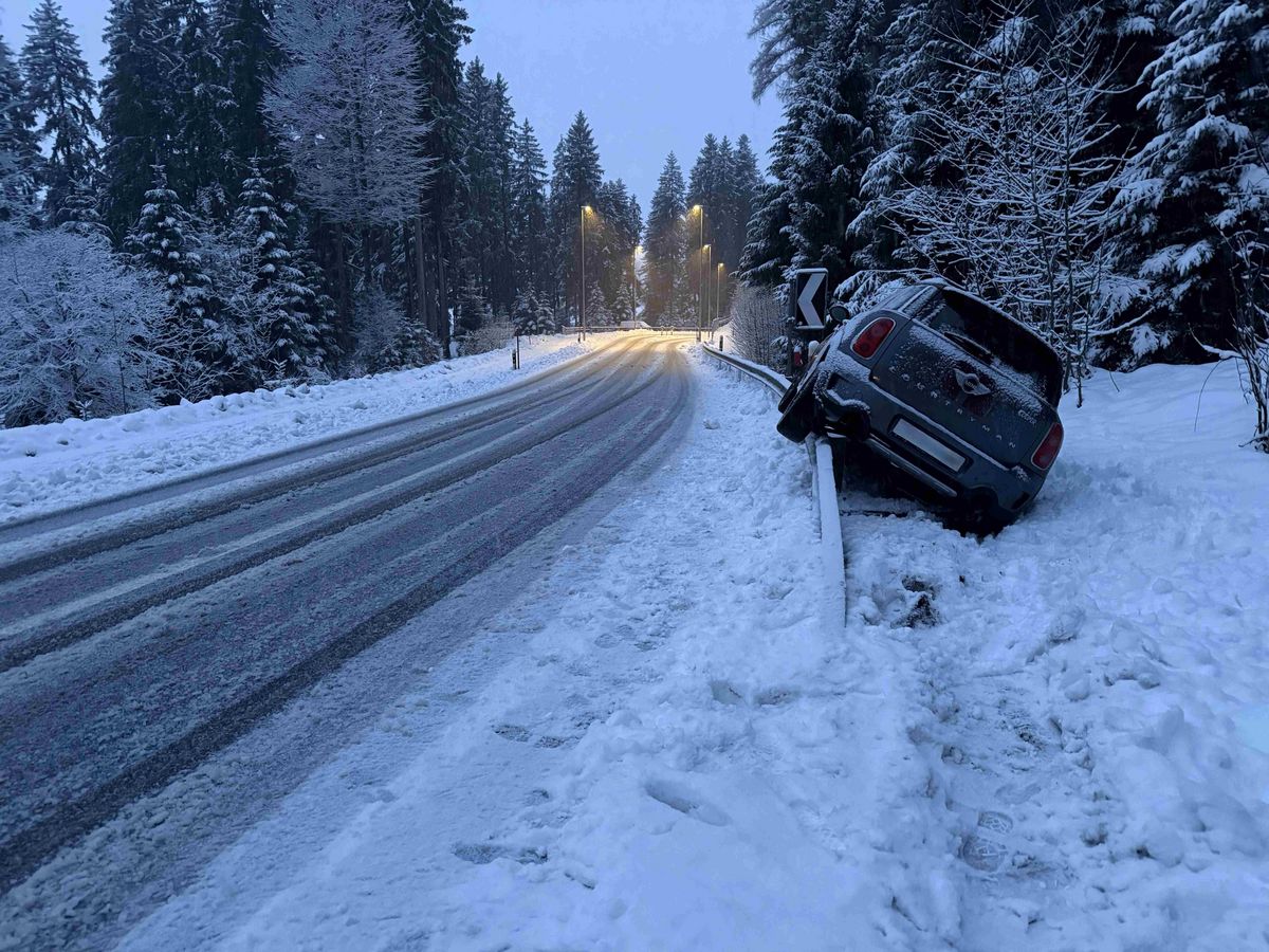 Auto-Unfall in Teufen: Wagen landet spektakulär auf Leitplanke!