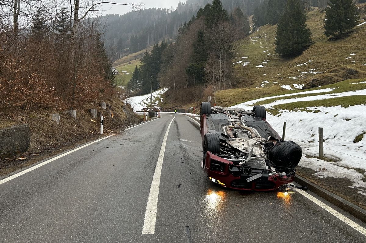 Auto überschlägt sich in Urnäsch: Beifahrer verletzt, Totalschaden!