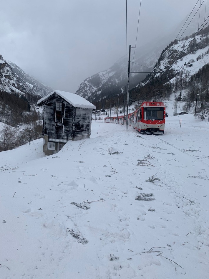 Bahnverkehr in Gefahr: Lawine stoppt Zug zwischen St. Niklaus und Täsch!