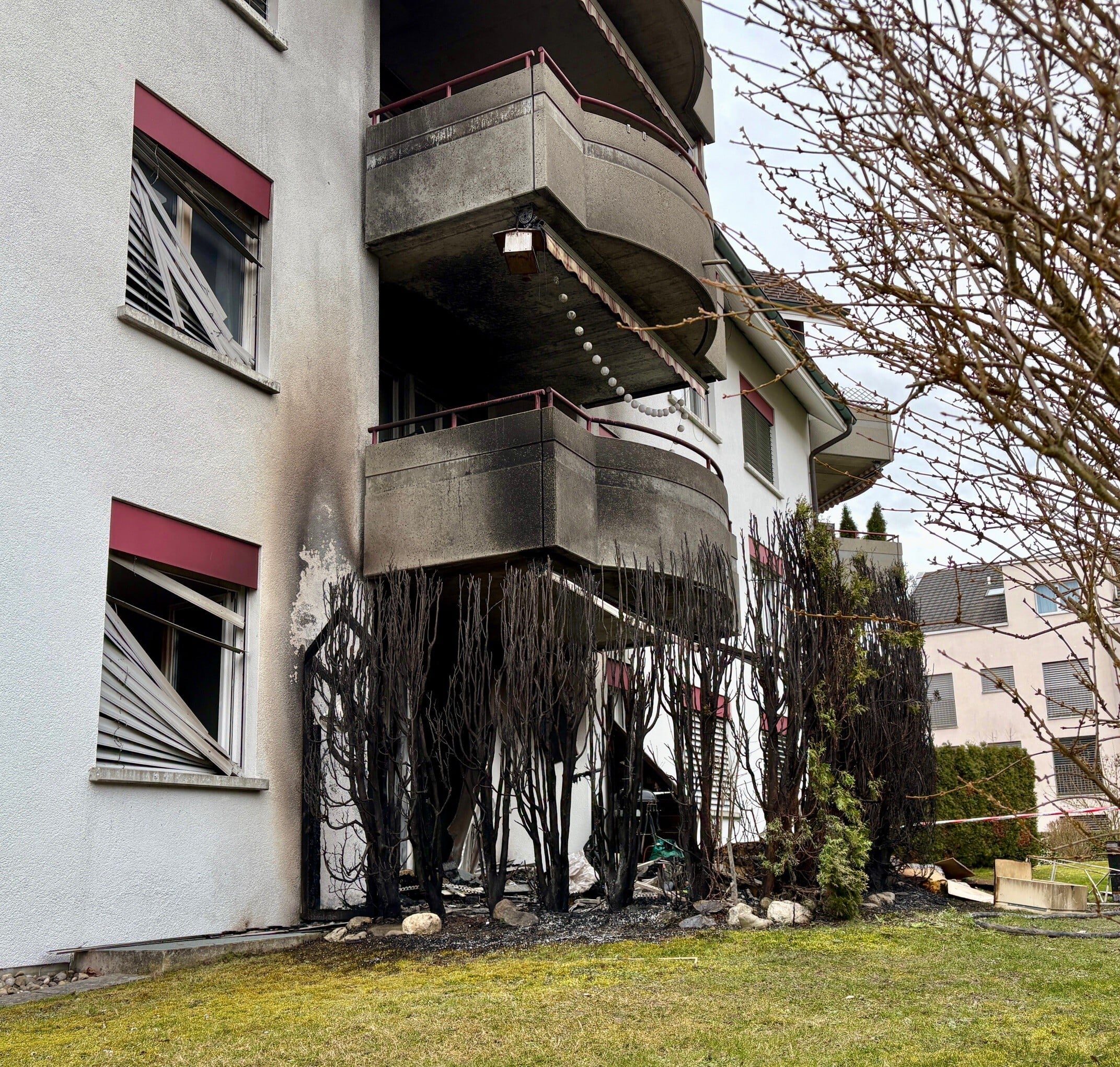 Drama in Bürglen: Brand auf Sitzplatz eines Mehrfamilienhauses!