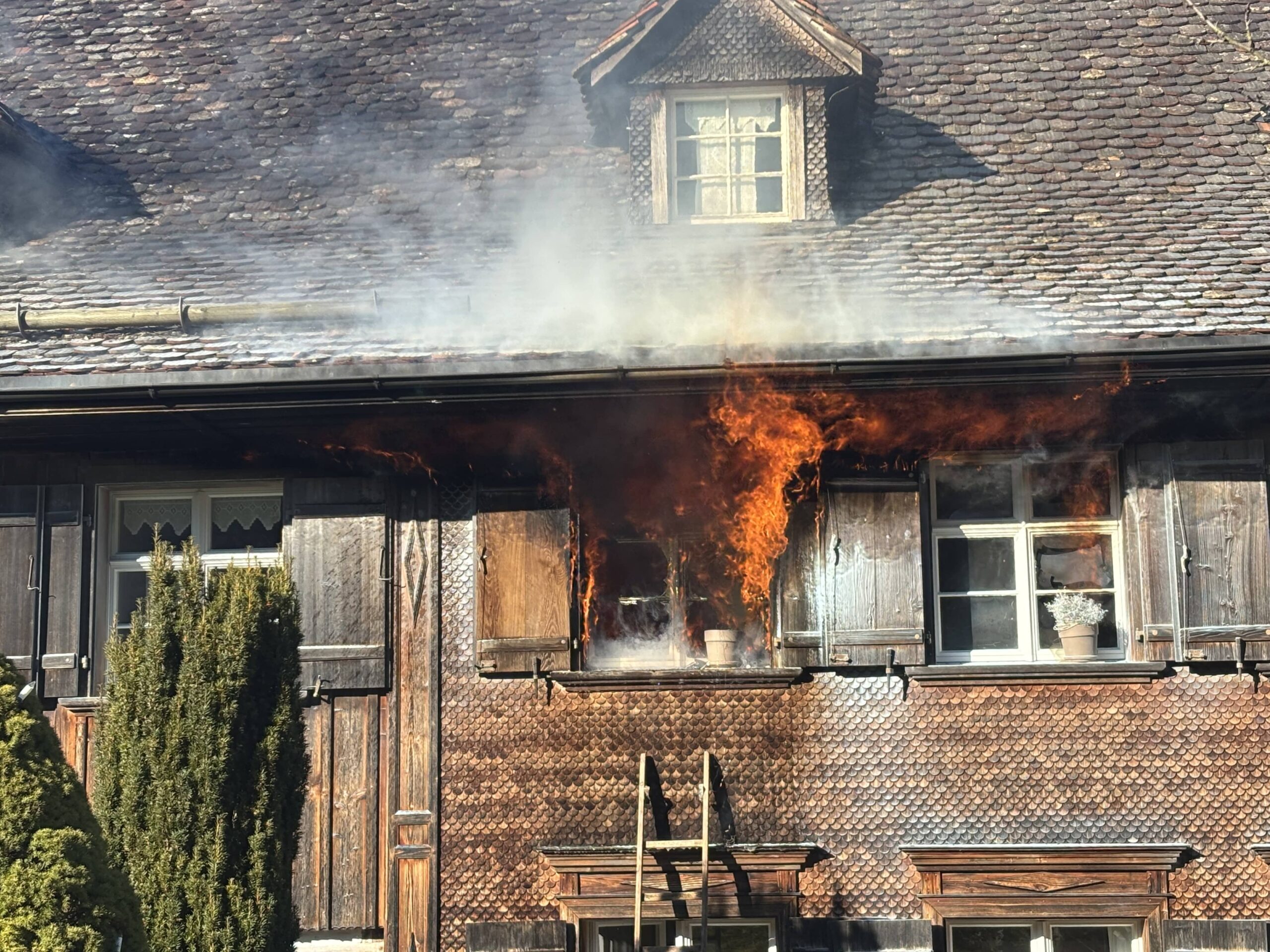 Drama in Neukirch: Feuer devastiert Einfamilienhaus – Glück im Unglück!