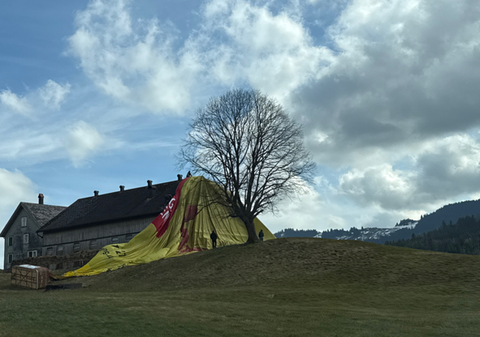 Heissluftballon kippt auf Stalldach – Glück im Unglück in Gonten!