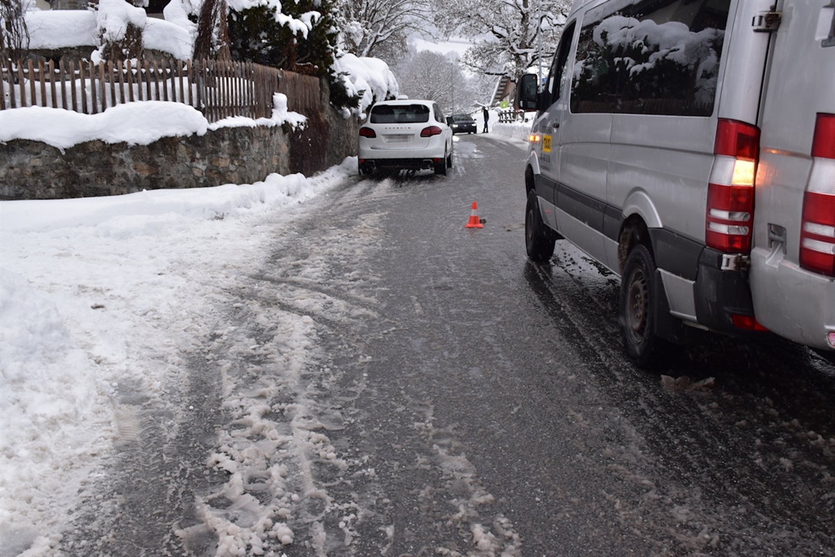 Kind kollidiert in Klosters mit Auto – Rettungsdienst im Einsatz!