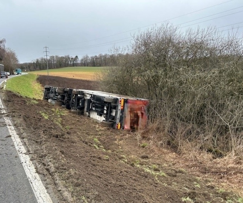 Lastwagenunfall in Freiburg: Fahrer verletzt, Straße stundenlang gesperrt!