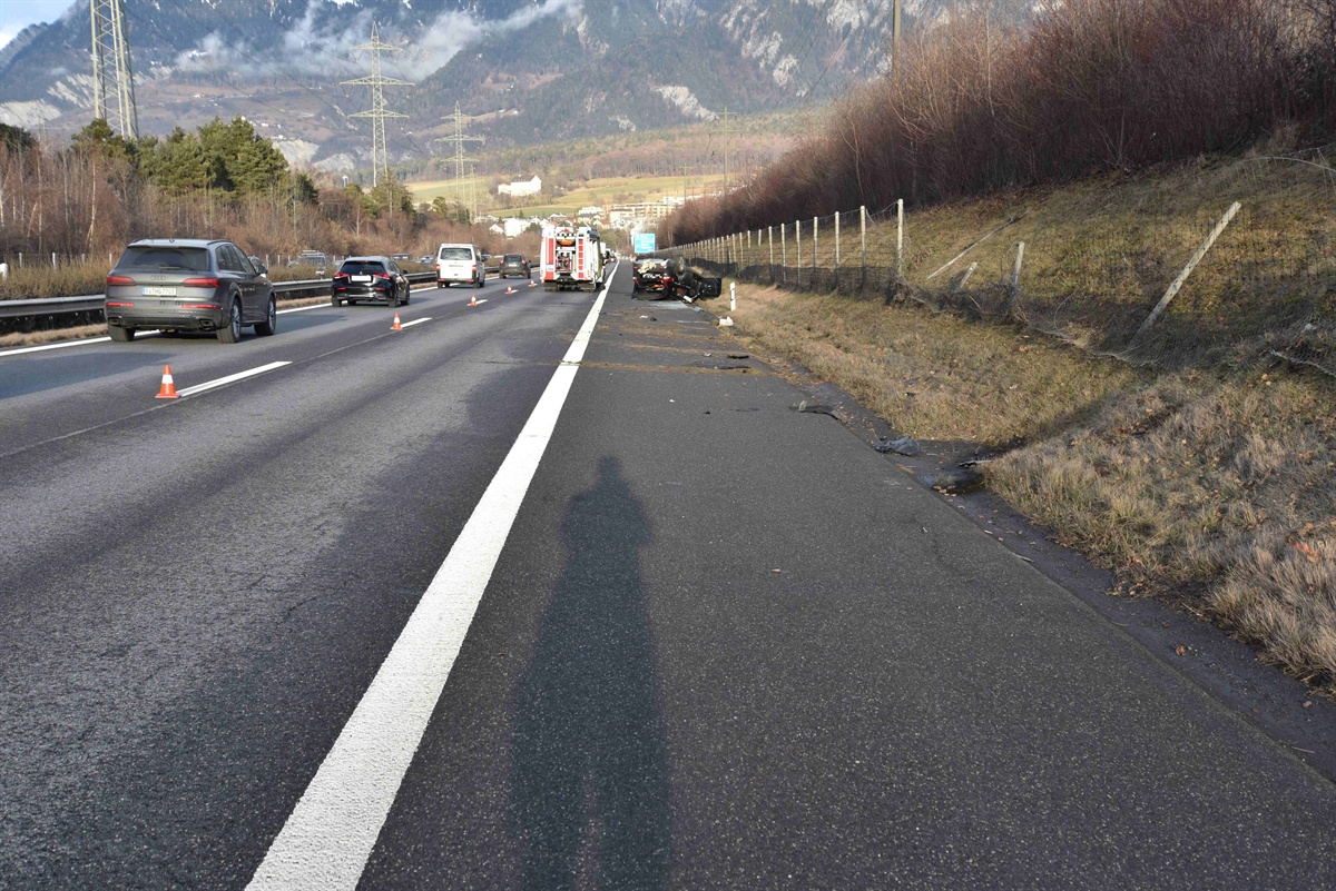 Schock auf A13: 76-Jähriger überschlägt sich bei Chur! Verletzung bei Unfall!