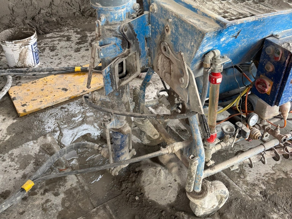 Schrecklicher Arbeitsunfall in Bever: Arbeiter verliert Fingerglieder!