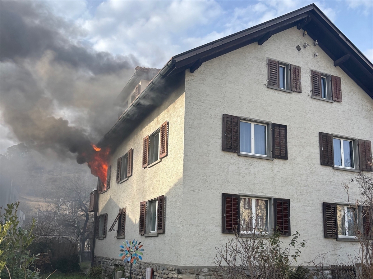 Wohnungsbrand in Domat/Ems: Neun Menschen evakuiert, hohe Sachschäden!