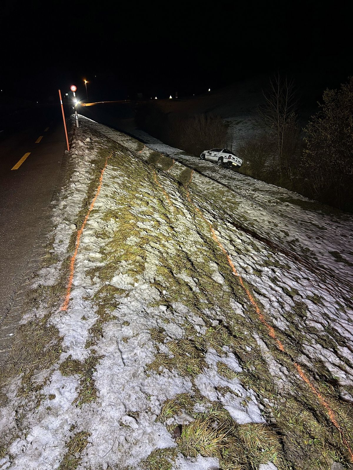 Zweirädriger Wahnsinn: Lieferwagen landet spektakulär im Risibach!