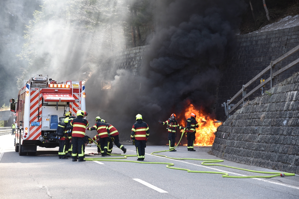 Auto in Rongellen komplett ausgebrannt – Fahrer unverletzt!