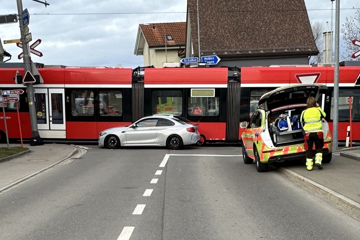 Auto kracht mit Appenzeller Bahn zusammen: Beifahrerin verletzt!