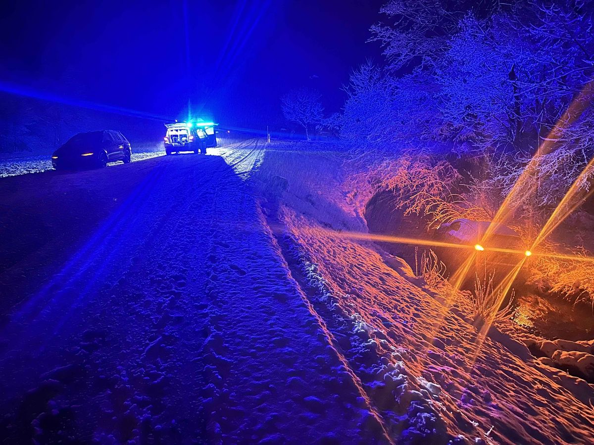 Auto überschlägt sich und landet spektakulär im Wissbach!