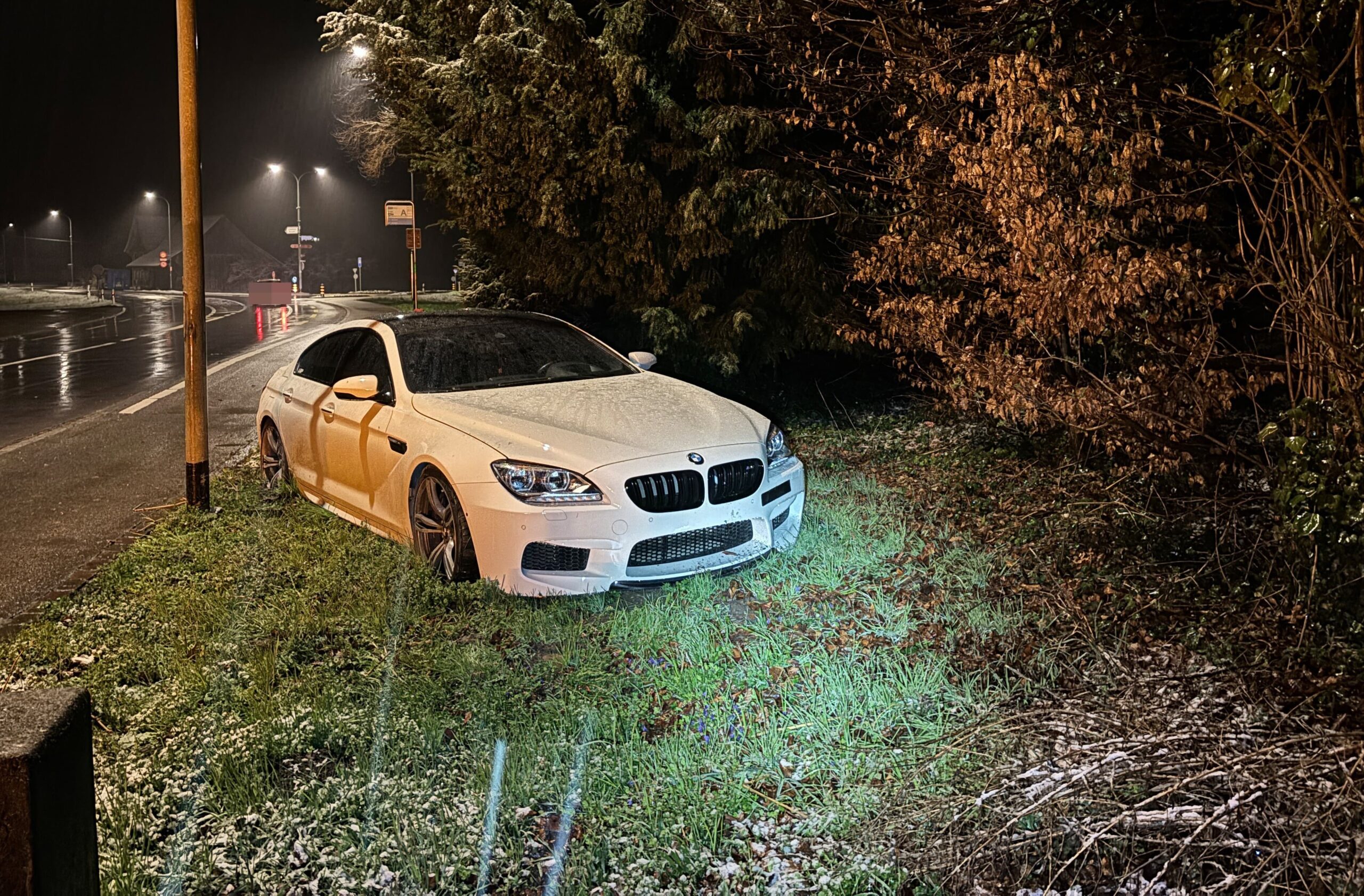 Autofahrer verliert Kontrolle in Busswil: Kantonspolizei sucht Zeugen!