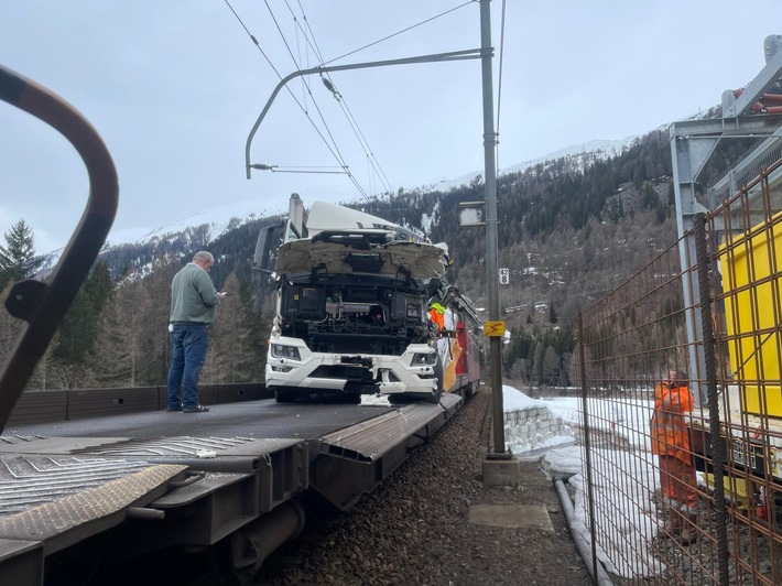 Autozug-Chaos: Verrutschter Lastwagen sorgt für Streckenunterbrechung!