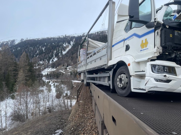 Autozug-Drama: Lastwagen touchiert abgestellten Zug – Strecke gesperrt!