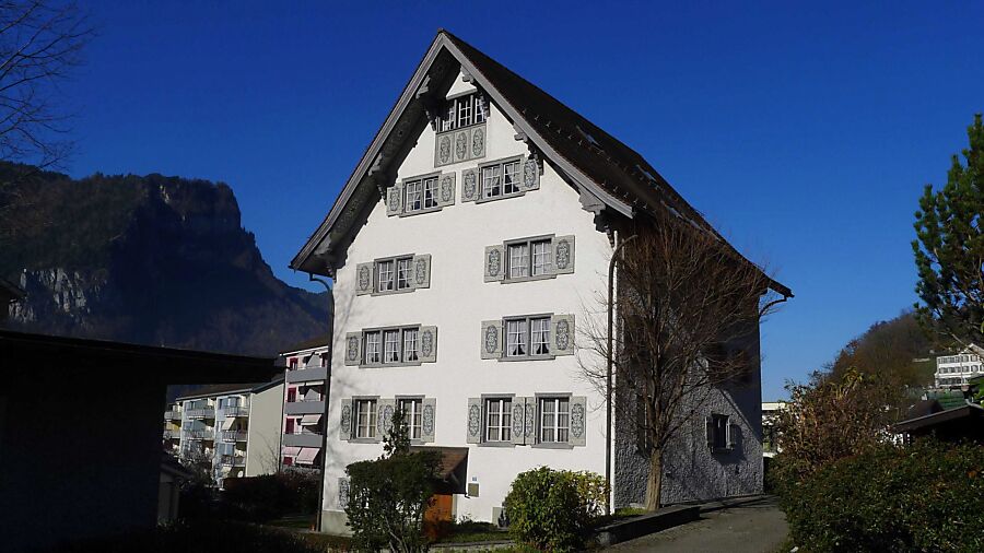 Denkmalpflege in Mollis: Neuhaus bekommt historische Fenster zurück!