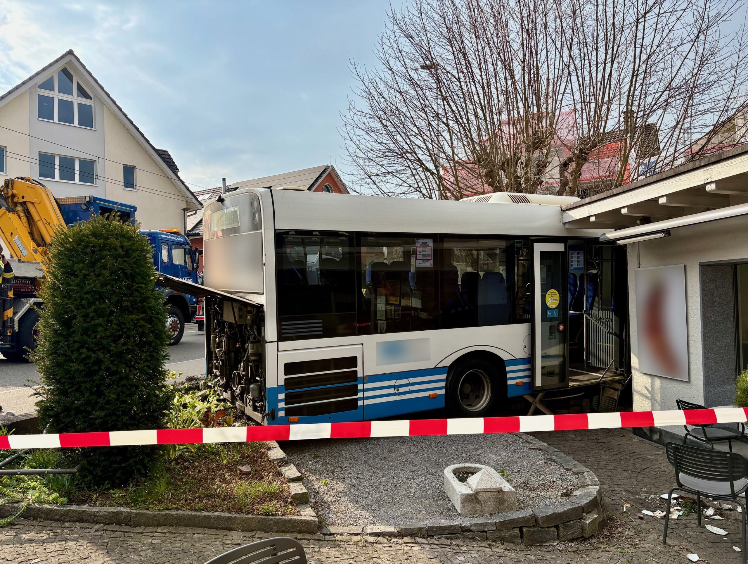 Drama in Münchwilen: Linienbus kracht in Anhänger – niemand verletzt!