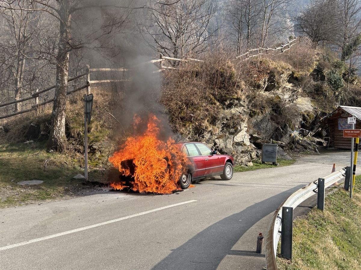 Feuer des Grauens: Wagenbrand auf A13 bei Mesocco – Fahrer unverletzt!
