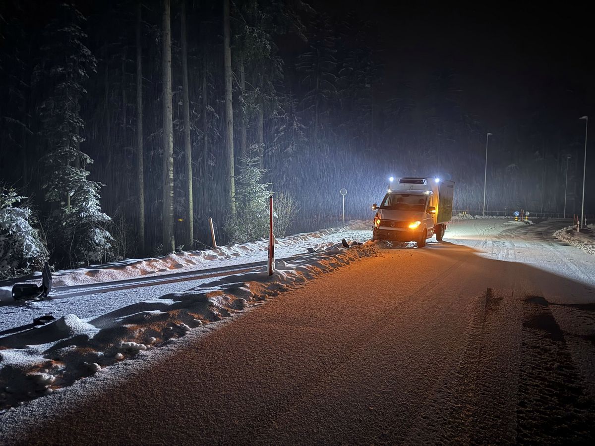 Lieferwagen-Unfall in Teufen: Fahrer verliert Kontrolle bei Glätte!