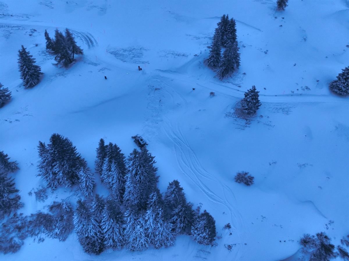 Schnee-Chaos auf der Lenzerheide: Pistenfahrzeug stürzt ab!