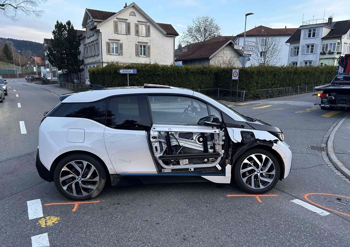 Schock-Unfall in Heiden: Zwei Autos kollidieren, kein Verletzter!