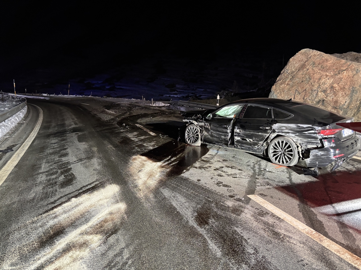 Schock auf der Julierpassstraße: Drei Verletzte bei Selbstunfall!