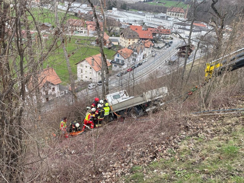Schock in Broc: 74-Jähriger nach Unfall aus Kleintransporter gerettet!