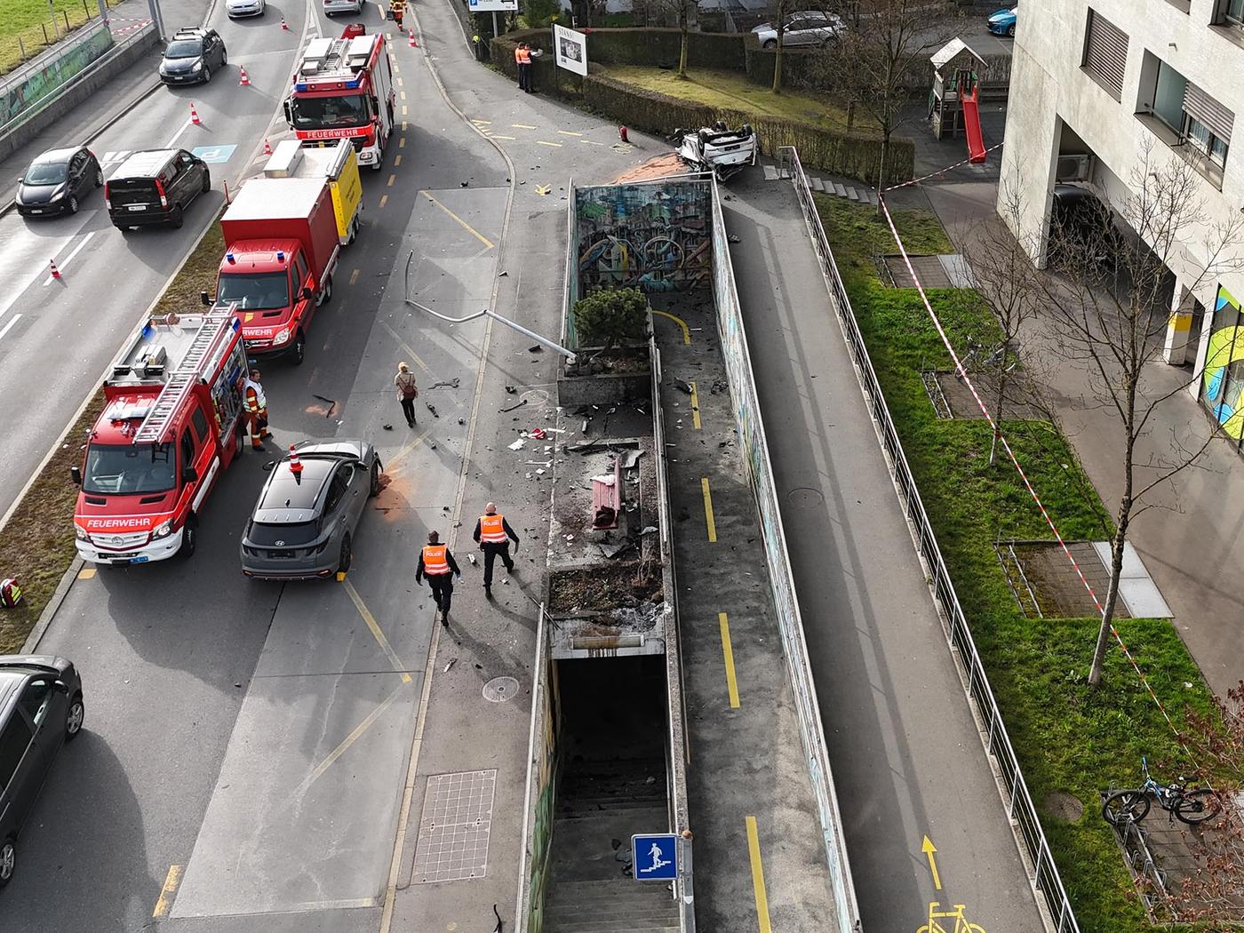 Schrecklicher Unfall in Stans: Auto landet auf dem Dach – Kind schwer verletzt!