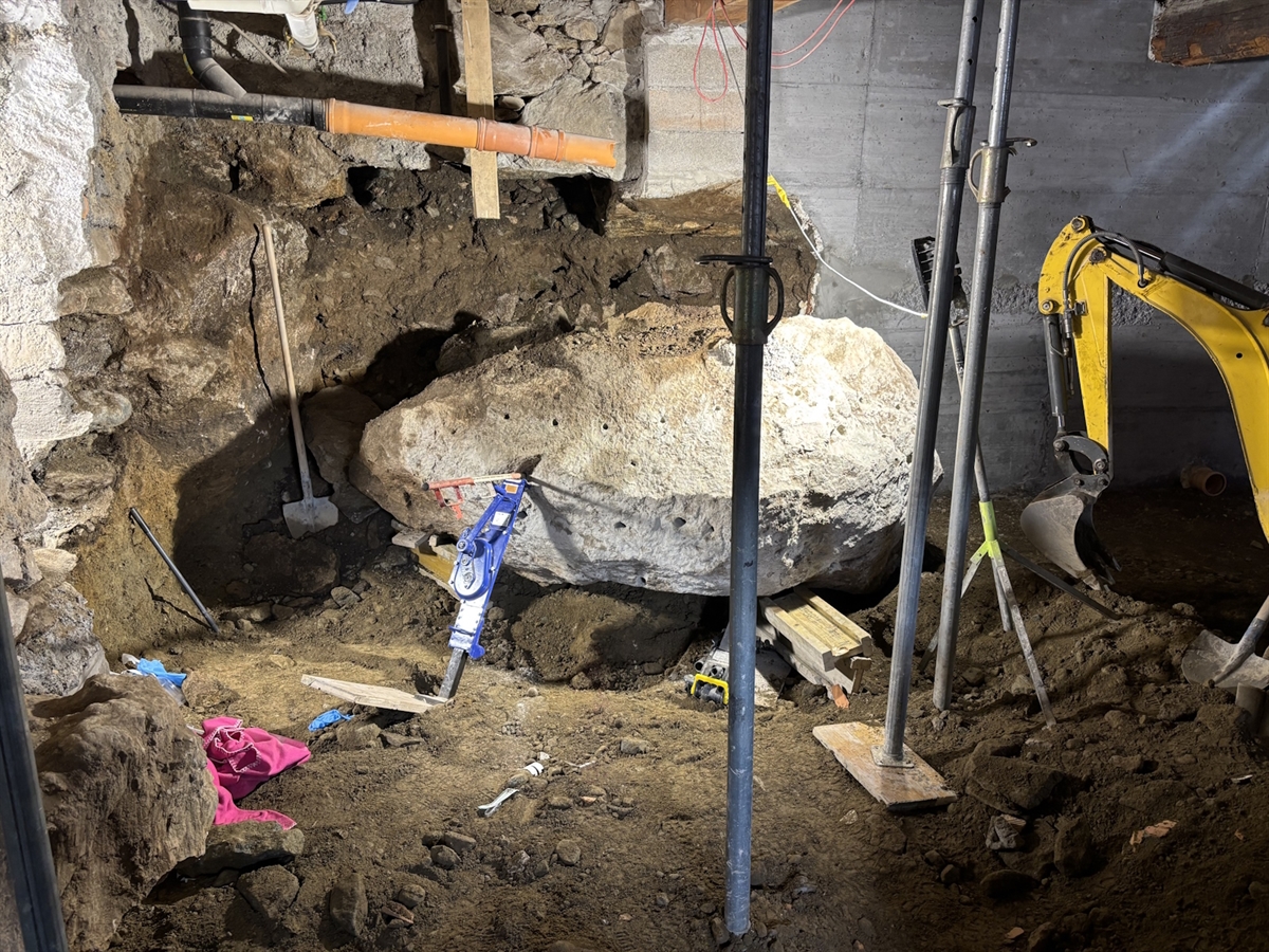 Schwerer Arbeitsunfall in Raschvella: Stein verletzt Mann lebensgefährlich