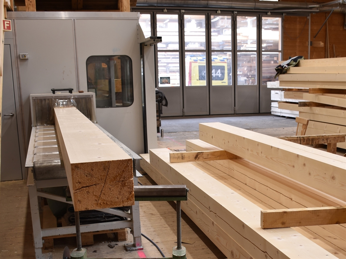 Schwerer Arbeitsunfall in Trun: 25-Jähriger verletzt sich mit Hobelmaschine