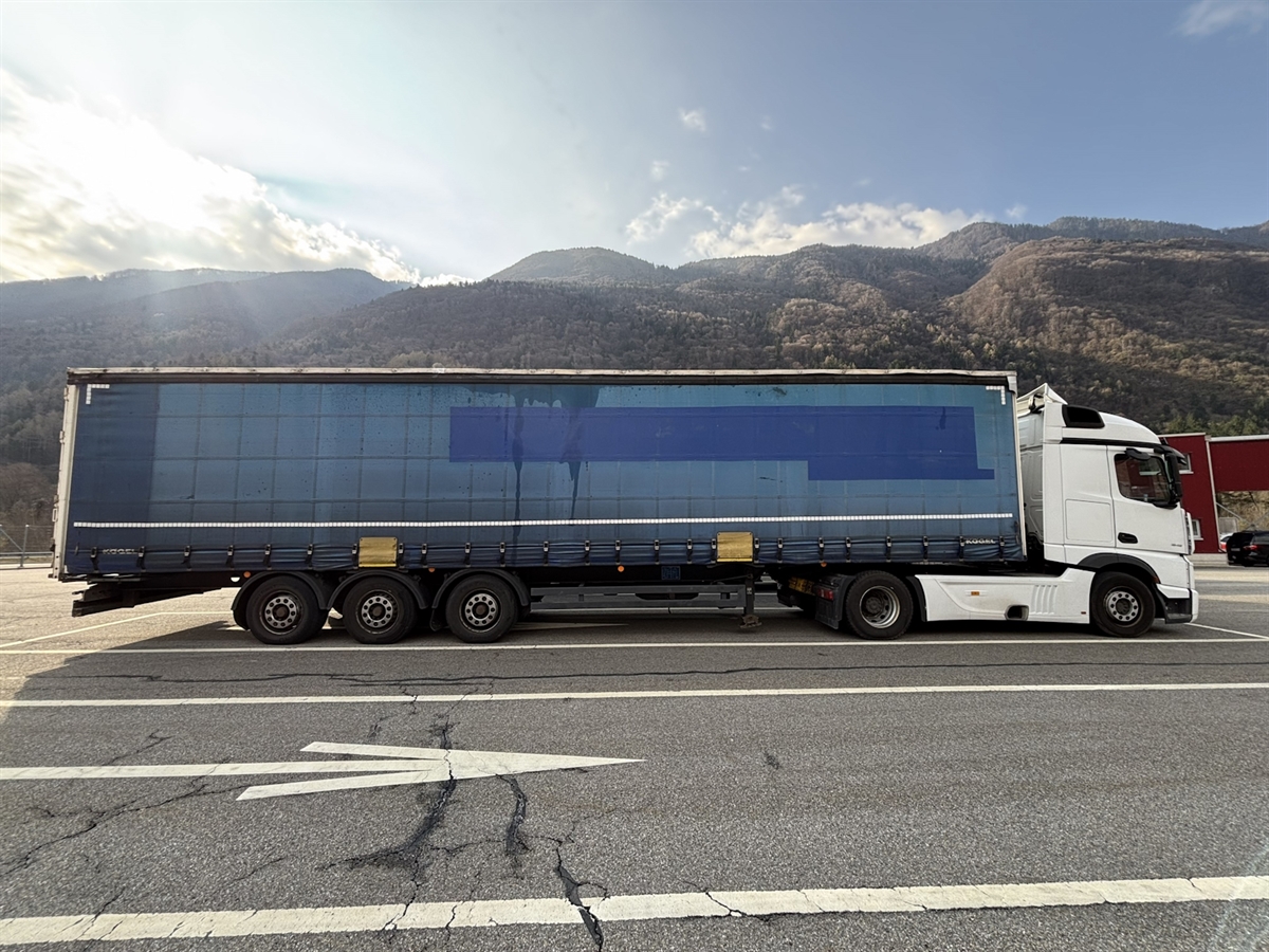 Schwerer Lastwagen in Graubünden: Überladung um 7,3 Tonnen entdeckt!