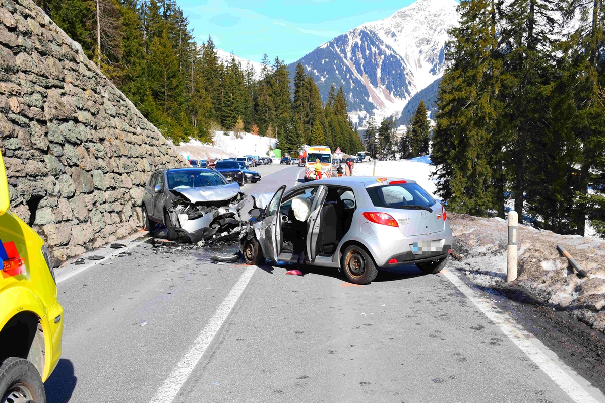 Schwerer Unfall auf der Prättigauerstrasse: Zwei Fahrer in Klinik!
