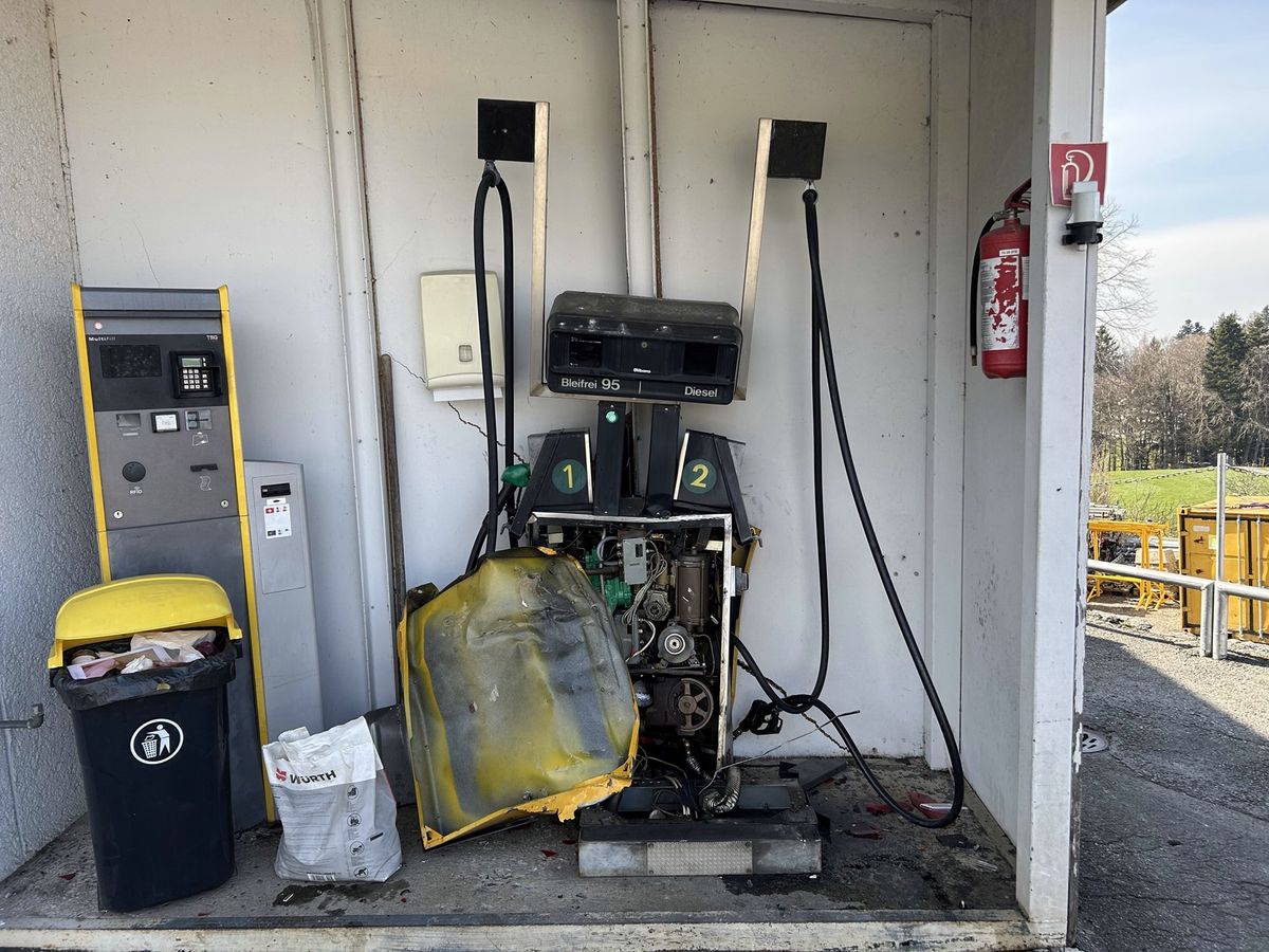 Tanksäule zertrümmert! Fahren statt Tanken: Autofahrer bleibt unverletzt