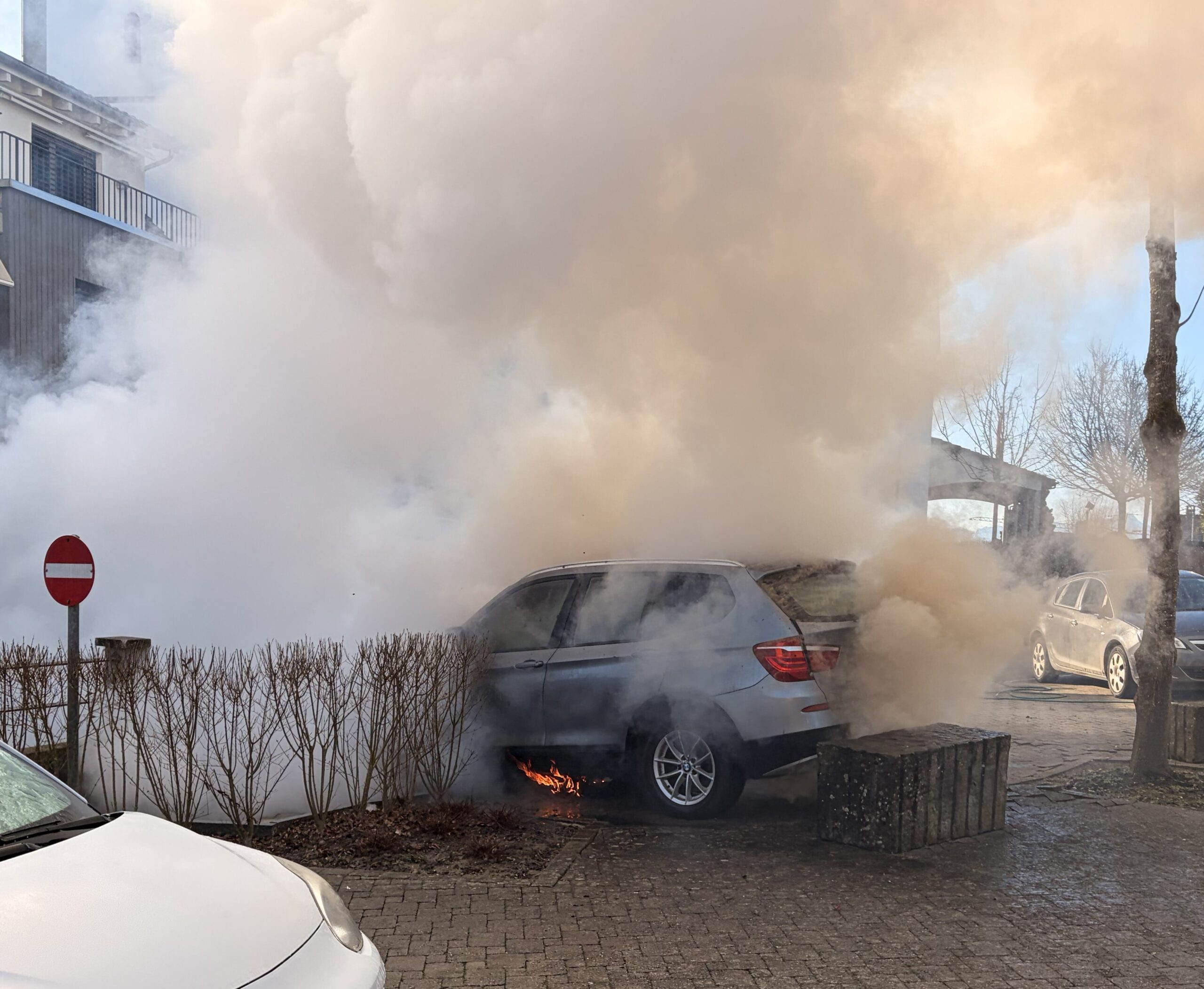 Technischer Defekt: Fahrzeugbrand in Sommeri verursacht hohen Sachschaden!