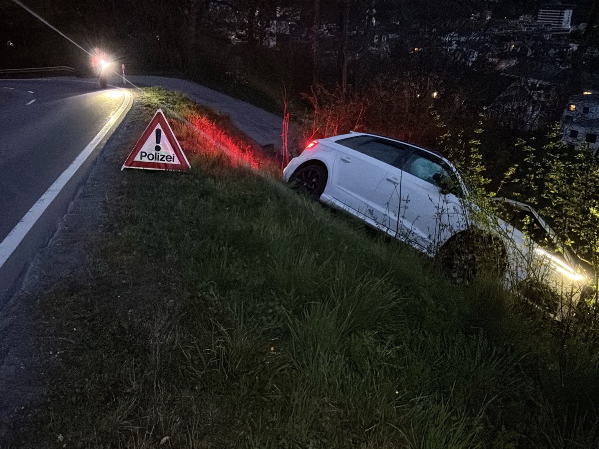 Alkohol am Steuer: Portugiese kracht mit Auto in Böschung bei Ilanz!