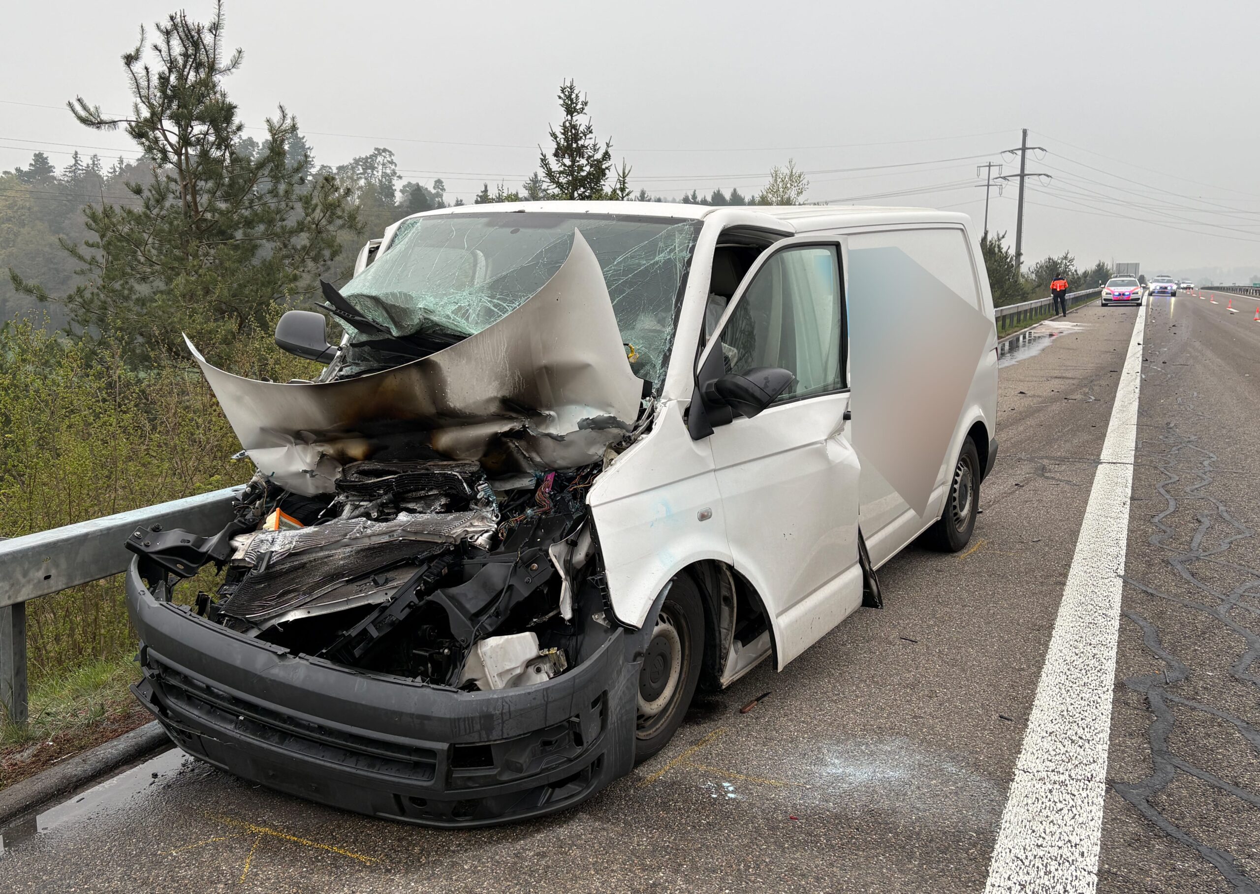 Drama auf A7: Lieferwagen kracht in Lkw – Fahrer verletzt ins Spital!
