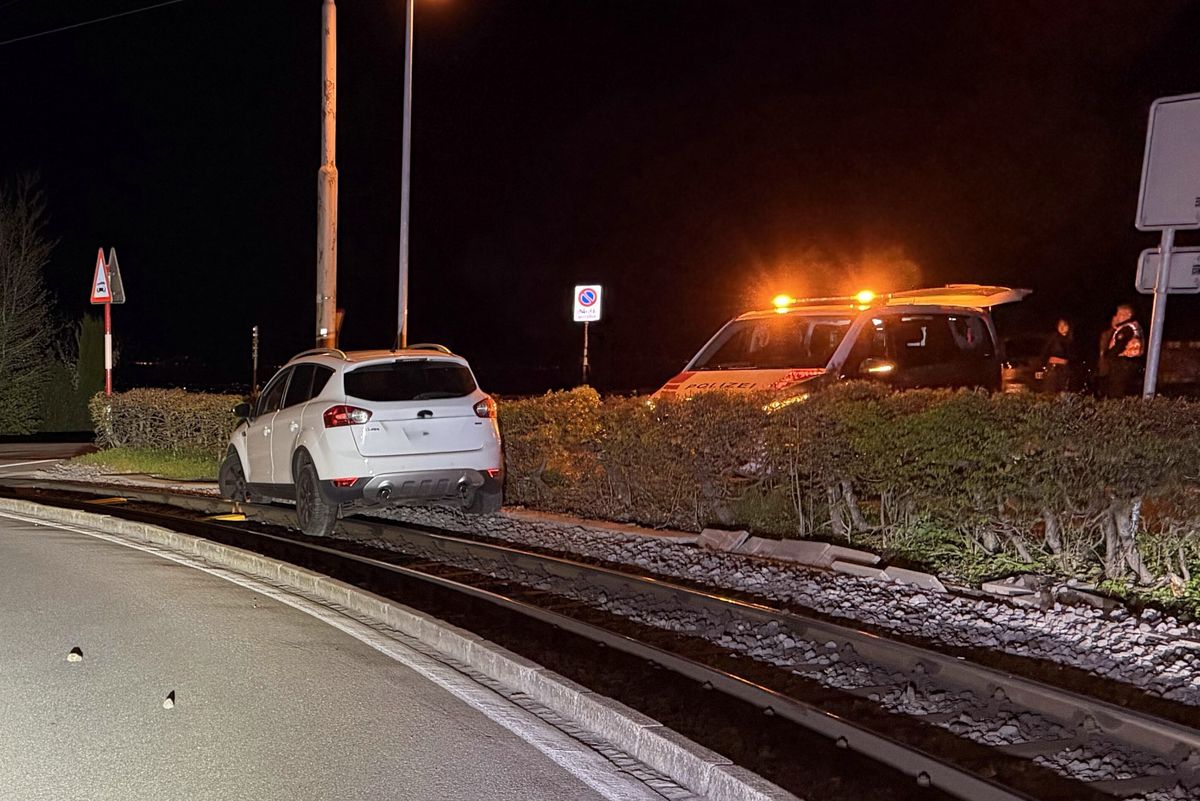 Führerausweis verloren: Autofahrer rammt Bahntrassee in Speicher!
