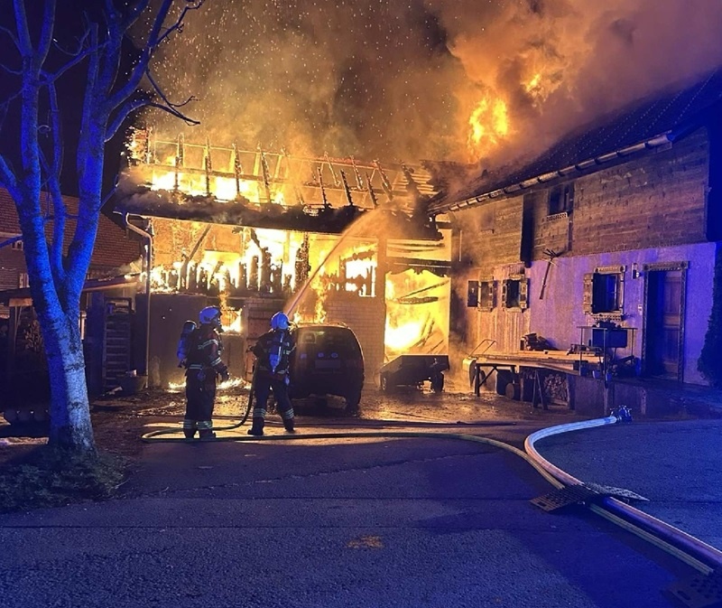 Großer Wohnhausbrand in Im Fang: Feuerwehr rettet Nachbarn!
