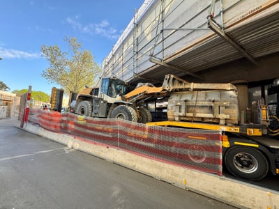 Lastwagen mit Bagger bleibt an Baustelle hängen – 45 Minuten Stau!