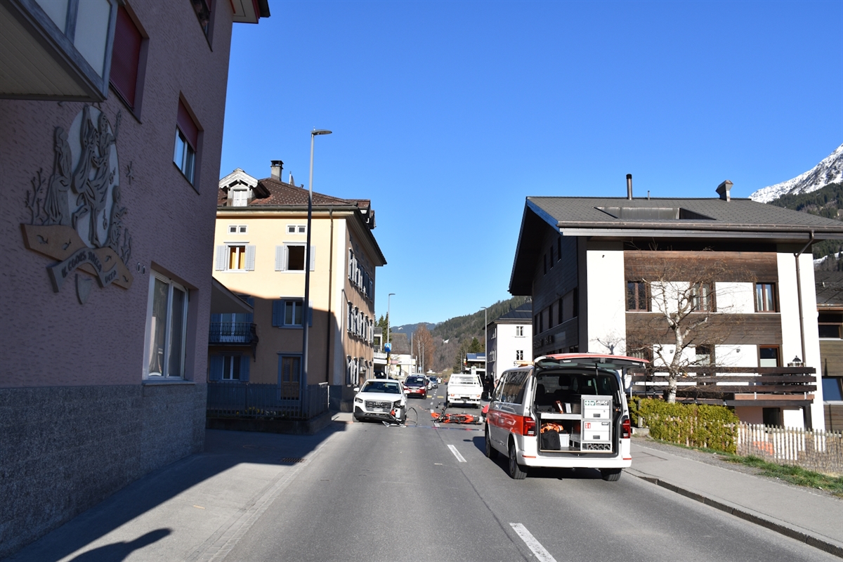 Motorradunfall in Disentis: 20-Jährige schwer verletzt und geflogen!