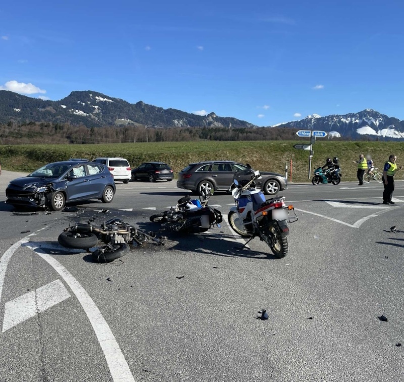 Motorradunfall in Sorens: Drei Biker verletzt bei Kollision!