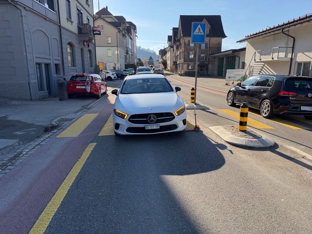 Verkehrsdrama in Herisau: Kind mit Scooter von Auto erfasst!
