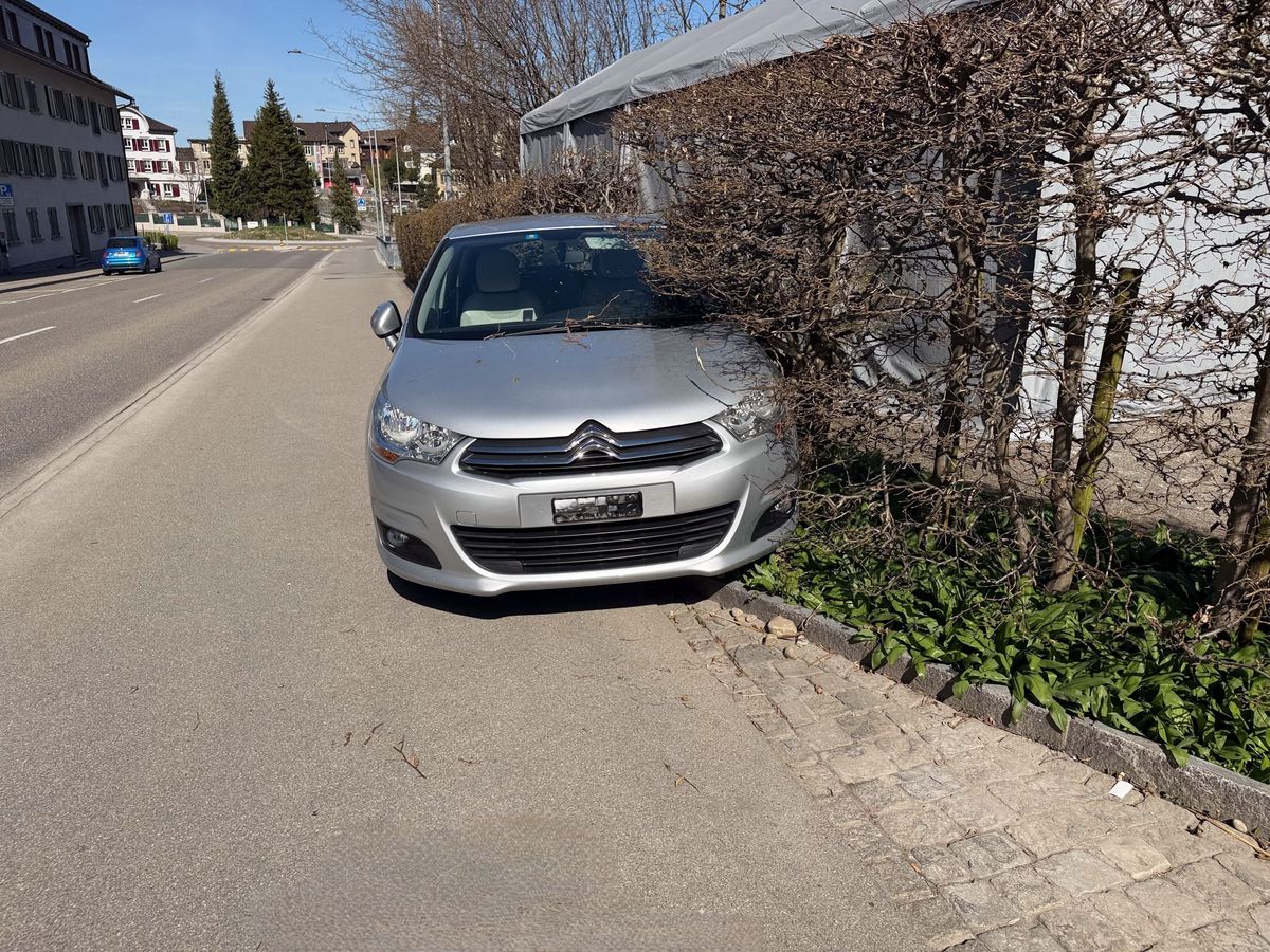 Weggerolltes Auto sorgt für Aufregung in Herisau – Glück im Unglück!